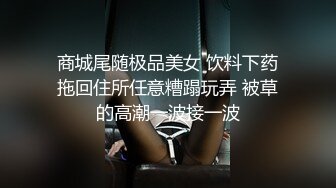 青春期躁动无良哥哥浴室门缝偷窥上大一的亲妹妹洗澡