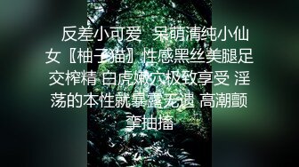 晚上爬气窗TP邻居嫩妹洗香香 洗完准备用剃须刀挂腋毛抬头被发现了只能逃