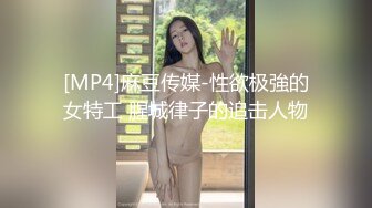 超人气爆乳网红美少女小桃酱，18岁对肉欲的渴望被学长骗到酒店要挟强干