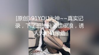 我草这娘们喷得水好多，露脸颜值不错的小坏坏情趣诱惑，开档丝袜高跟白衬衣漏着奶子玩黑牛，浪荡呻吟高潮喷