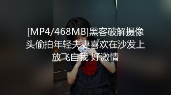 操女友大屁股上写字