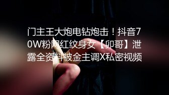 这娘们真刺激，公园凉亭在陌生人前玩漏出，大奶子好诱人被大哥玩奶头旁边还做着小哥，也不怕别人看到真刺激