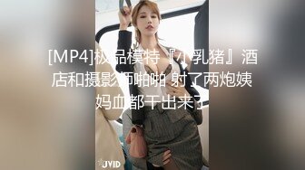 《极品瑜伽嫂子》大嫂上卧室开始换衣服看见大嫂光滑白嫩的皮肤