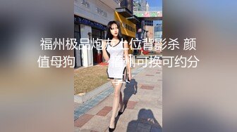 正在图书馆里看书的学长被学妹用脚拨弄着肉棒