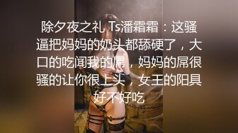 《贵在真实极限偸拍》女人坑女人系列！猥琐渣女暗藏摄像头记录大众浴室换衣室、洗浴间内部春色~场面壮观极了 (4)