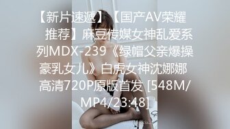 [MP4]淫乱KTVDD4P，骚逼被大哥抠着骚逼还在唱歌，沙发上的小哥后入不停抽插大骚屁股，草着逼唱着哥真会玩刺激