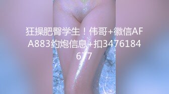 顽皮的女孩玩睾丸。 她对射精不满意