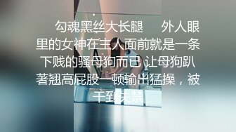 睁开眼就想要，老公没醒，我就从脚开始一路舔硬他