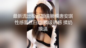 两个性感白衣妹子玩得不亦乐乎