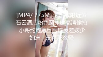 黄色战袍高颜值极品好身材女神的诱惑，跟大哥激情啪啪性爱，吃奶玩逼无毛白虎很是性感