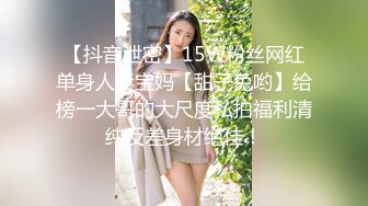 校园暴力-扒光女学生衣服后用筷子撑开她的逼，往里面灌白酒,还说骚逼就得配烈酒