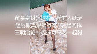 后厨操作间新来的实习生小妹占着茅坑不拉屎不停地刷抖音