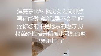 商场女厕全景偷拍牛仔裤少妇的小肥鲍