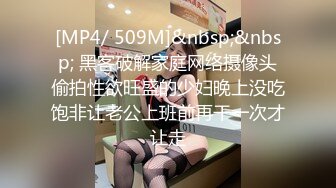 漂亮纹身女不穿内内尿完洗一下BB