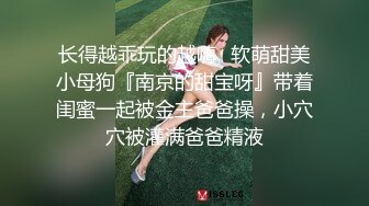 朋友在客厅打游戏我跟女友在床上做运动