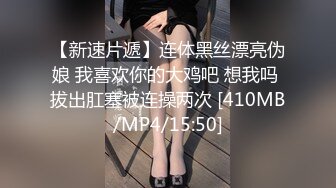 美容院老板娘還真臊,看店期間沒客人,自己脫了褲子摸B紫薇,突然來個人,趕忙招呼客人