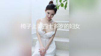 椅子上草四十多岁的妇女