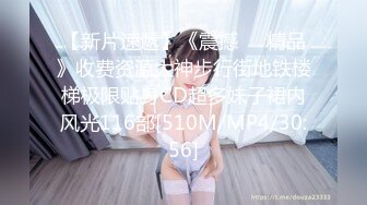 游乐场偷拍多位漂亮的小姐姐??10个有9个都是半蹲着尿