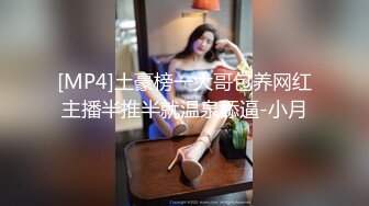 白白胖胖丰满女友，小心翼翼拿纸巾给男友擦J8，爱惜用嘴吞吐