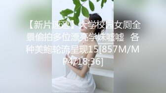 气质露脸哺乳期的小阿姨家里有人偷偷的跟狼友骚一下，互动撩骚漏出坚挺的大奶子挤奶水给狼友看，自己抠逼逼