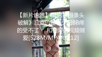 御姐范黑丝轻熟女很有味道，被胖男推到就开始操逼