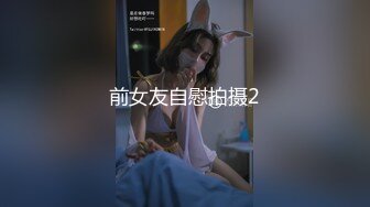 盐城公交车露出，清纯闷骚美少妇，上了车坐在最后一排，旁边还坐着一个男的，就这么明目张胆露奶！