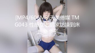 Maleena宽眼睛的黑发女郎