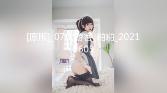 [MP4/ 909M] 带着眼镜巨乳妹子居家自慰，掰开骚穴给狼友们看看寥寥骚