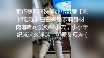 精瘦猛男约操D罩杯美妞这奶子完美，浴室一起洗澡，抓着奶子埋头吸吮，上位骑乘狠狠操，两个车灯一直晃