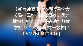 女朋友的黑丝给我足交，最后爆射在她的黑丝足上