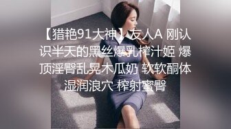 网红大奶极品女神的诱惑，全程露脸互动狼友撩骚不断，揉奶玩逼特写展示，要舔狼友大鸡巴，坐插道具呻吟可射