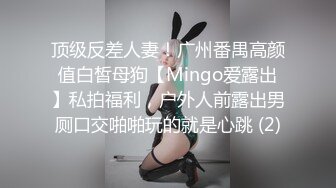 逼都让你抠烂了，用嘴伺候半天小哥换来小哥无情抠逼，好几根香蕉一起塞逼里特写掰开看子宫，吸烟吐逼里冒烟